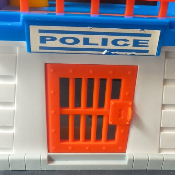 Police Station Playset with Blue and Orange Details - Picture 8 of 10